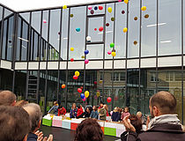 École maternelle Jean Jaurès : photo d'un lancer de ballons lors de l'inauguration - Agrandir l'image (fenêtre modale)