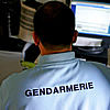 un gendarme de dos, gendarmerie écrit sur sont polo