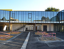 École maternelle Jean Jaurès : vue d'ensemble du bâtiment avant la fin des travaux - Agrandir l'image (fenêtre modale)