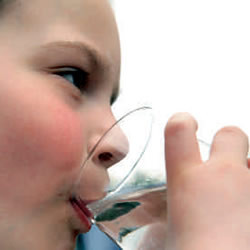 enfant qui boit un verre d'eau - Agrandir l'image (fenêtre modale)