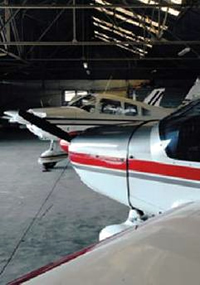 2 avions dans un hangard - Agrandir l'image (fenêtre modale)